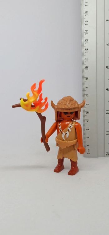 Homme de cromagnon avec peau et flamme playmobil