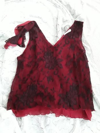 Top/débardeur rouge avec "dentelle" noire taille 38