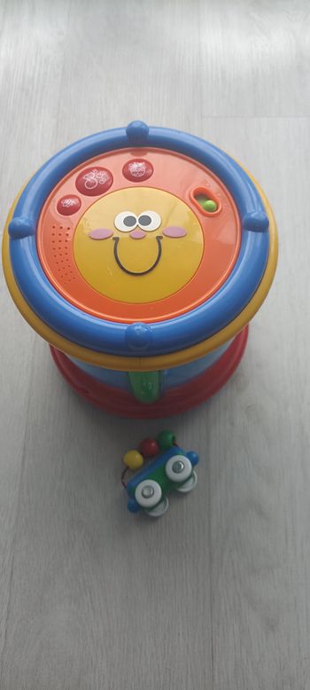 Tambourin musical et petite voiture boules