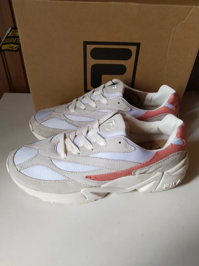 Superbe paire de baskets sneakers neuves marque Fila pointure 39 - photo numéro 2