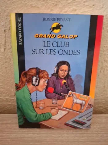Livre de poche grand galop le club sur les ondes