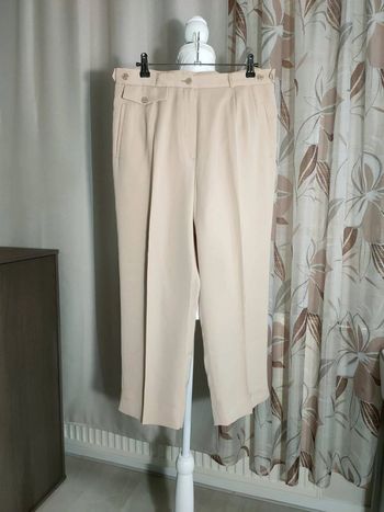 Pantalon beige coupe droite, détails poches, allure élégante et confortable