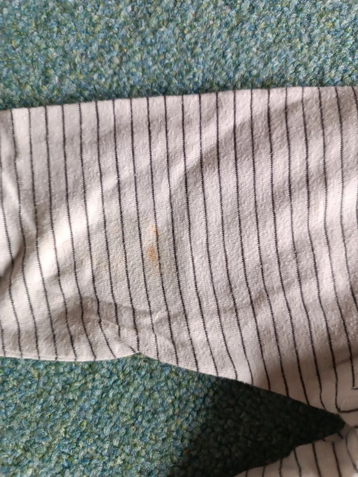 T-shirt manches longues 18 24 mois 92 tâche sur le bras - photo numéro 2