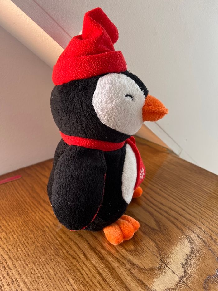 Peluche  pingouin de couleur noire , blanche rouge et orange . - photo numéro 2