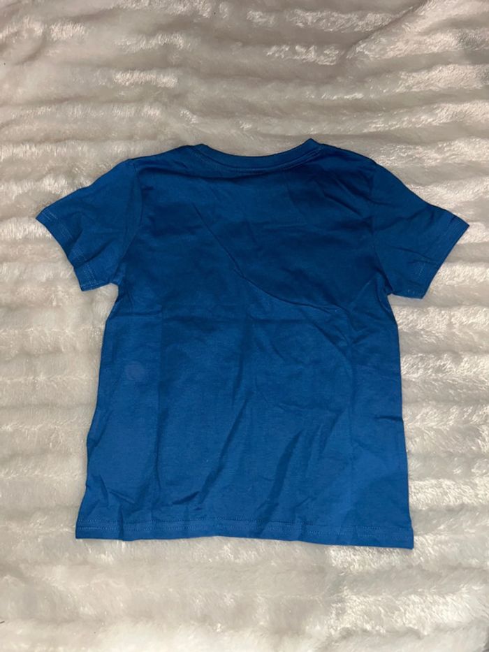 T-shirt bleu à motif - photo numéro 3