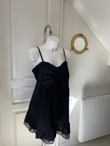 Robe noire avec noeud