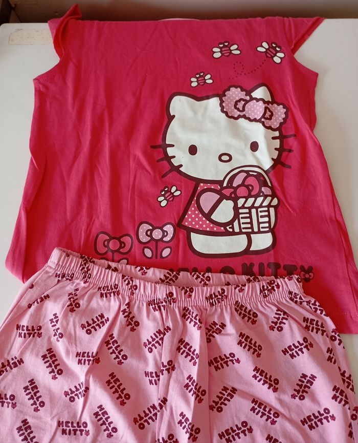 Ensemble short et tee shirt. Pyjama ou autre . 6/8 ans. Coton . Rose . Hello Kitty. État neuf - photo numéro 3