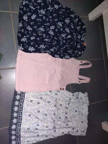Lot de trois robes tape a l oeil en très bon état taille 3 ans