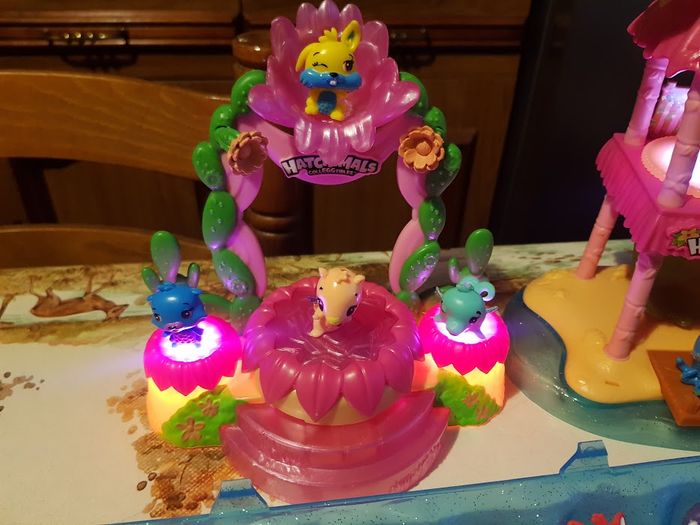 Lot île fête tropicale + 55 figurines Hatchimals + playset tous en scène + boite - photo numéro 4