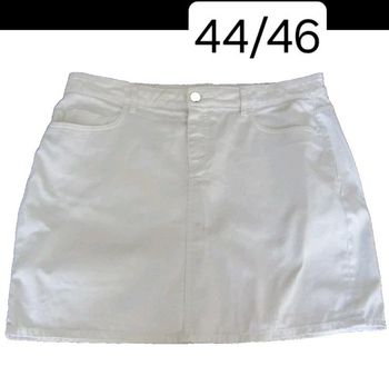 jupe courte en jeans marque kiabi pas de taille indiquée mais convient a une taille 44/46