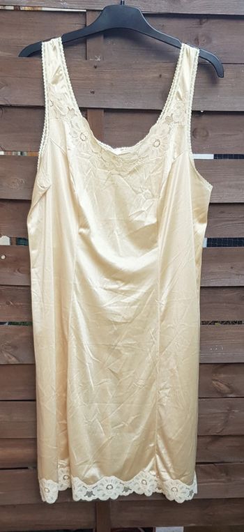 Nuisette/fond de robe satinée à dentelle