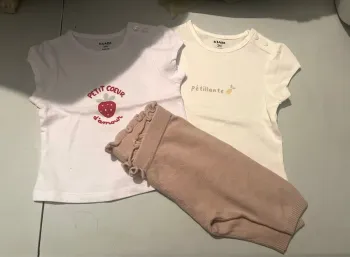 Tres belle ensemble de 2 tee shirt et pantalon bébé fille