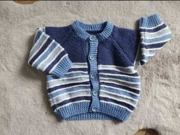 Gilet à boutons tricoté main tons bleus 6-9 mois