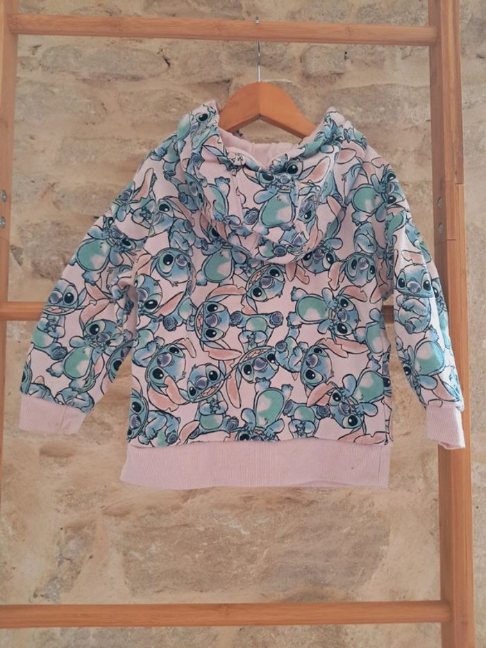 Sweat à capuche rose stitch 2 / 3 ans très bon état - photo numéro 2