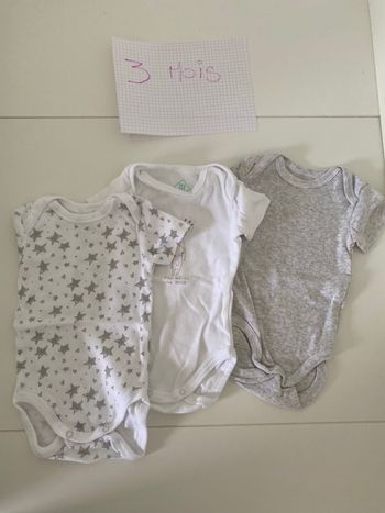 Lot 15 bodies manches courtes 3 mois