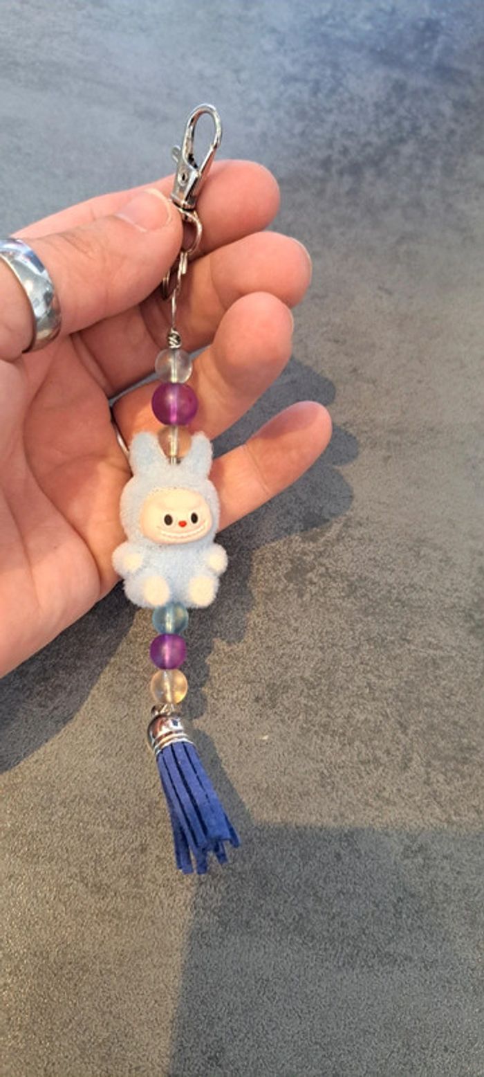 Porte-clés avec perles en verre et figurine style Labubu