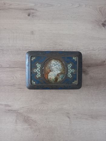Boite ancienne en métal " Debray "