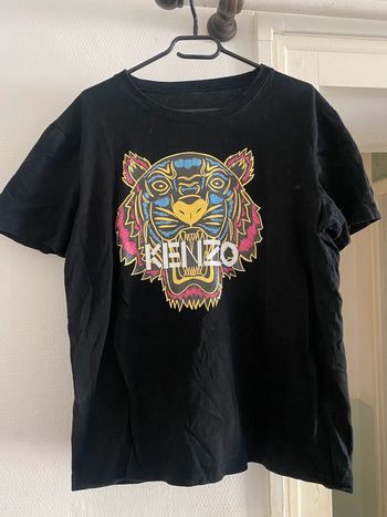 T-shirt noir à motif