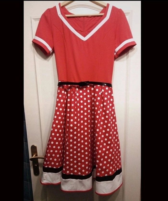 Robe pin-up rouge noire blanche