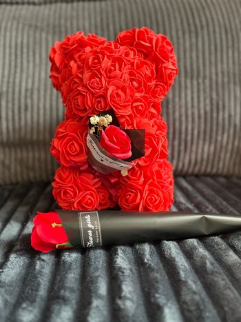 Ours en fleurs de rose rouge avec une fleur rouge