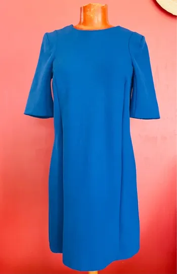 Élégante robe midi bleue électrique