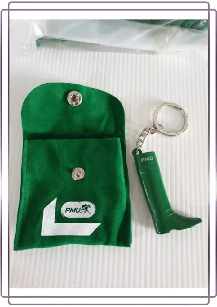 Lot de 18 porte clés bottes PMU, neuf