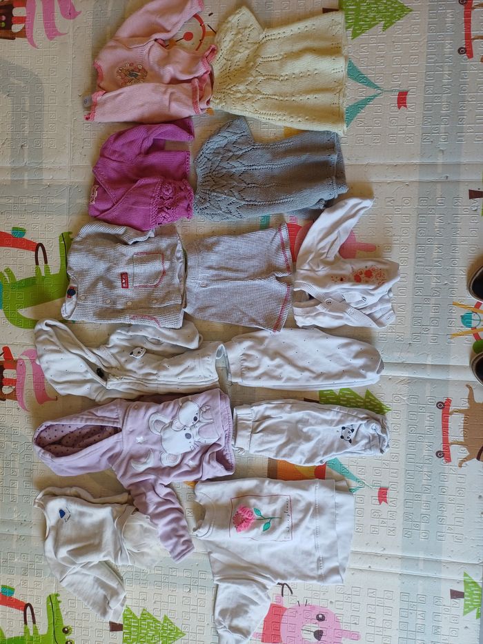Vêtements 6 mois (body, pyjamas, t-shirt, pantalon, pull, robes)