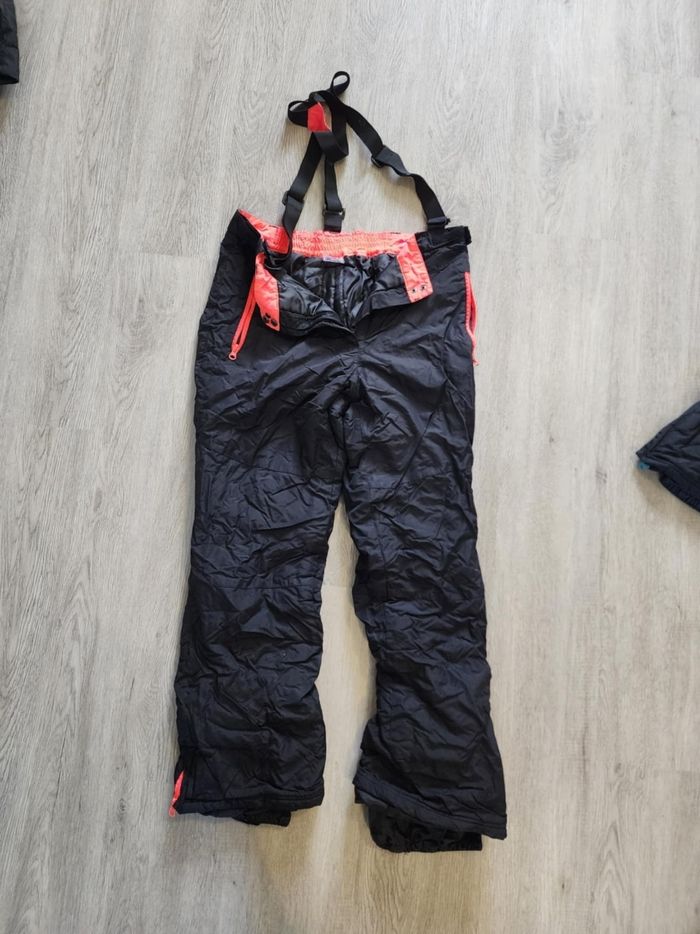 Pantalon  de  ski  , noir et  orange  ,à  bretelles  ,poches  ,U Oxygn  ,taille  42