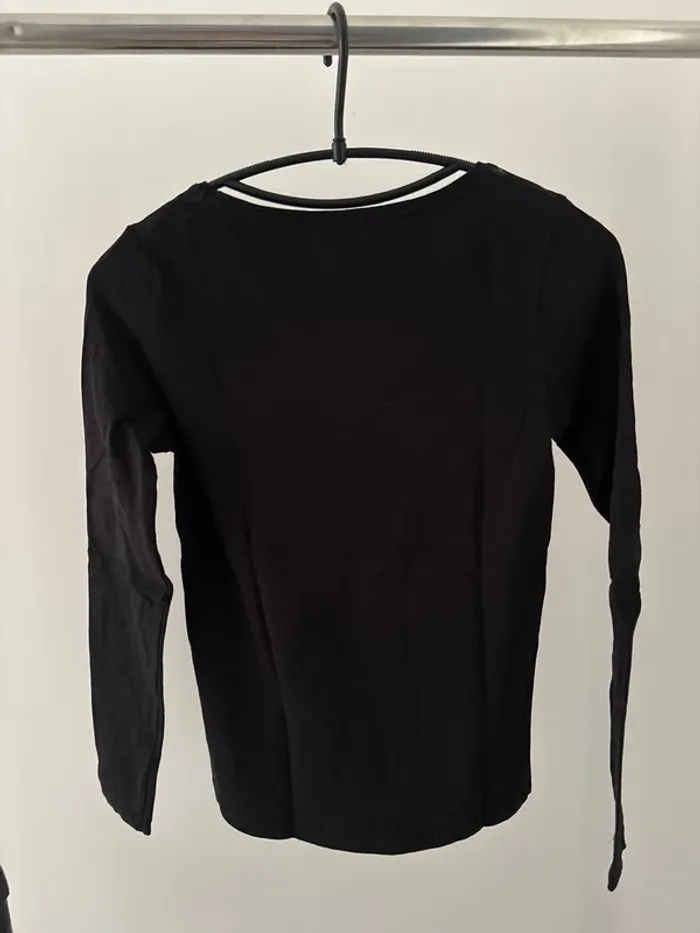 Tee-shirt manche longue noir col V - photo numéro 2