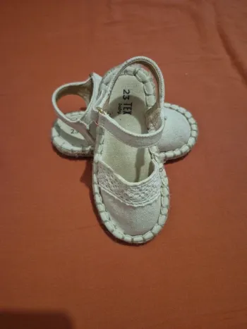 Paire de sandales pointure 23