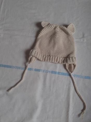 Bonnet beige avec lien et oreilles sur le sommet du bonnet