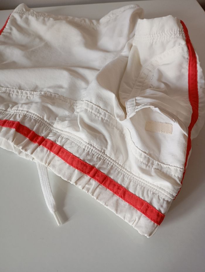 Short mixte . 8/10 ans . Nike . Blanc et rouge . Coton polyamide polyester. Très bon état - photo numéro 6