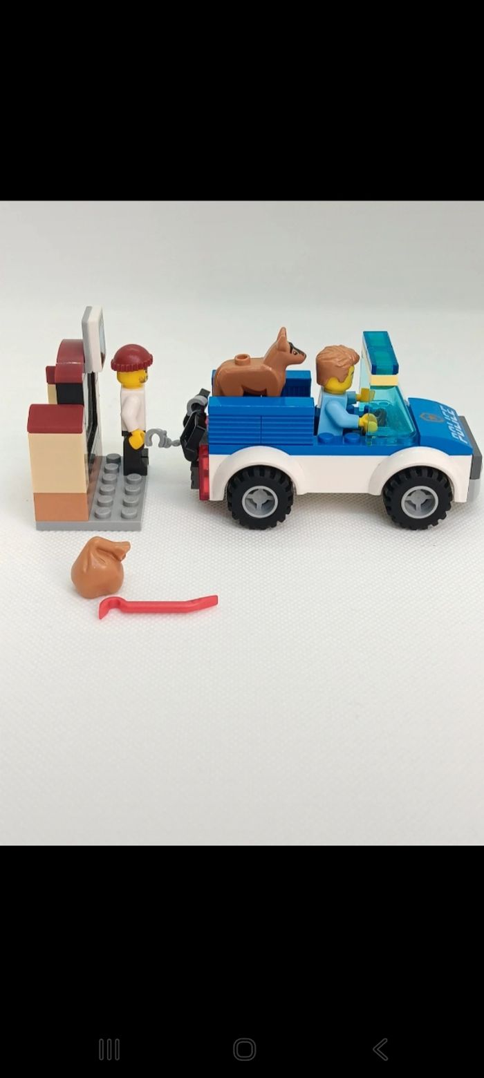 Figurine LEGO city 60241 L’unité cynophile de la Police
Complet - photo numéro 7