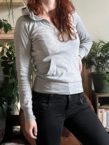 Sweat à capuche cintré col V avec poche et motif casque - gris clair et blanc