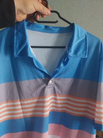 Polo tout neuf avec bouton au col