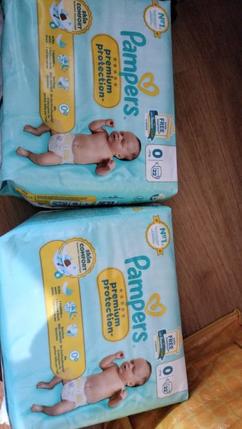 Lot de deux paquets de couches Pampers taille 0