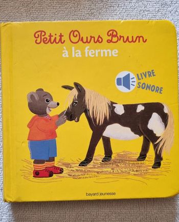Livre petit ours brun à la ferme sonore