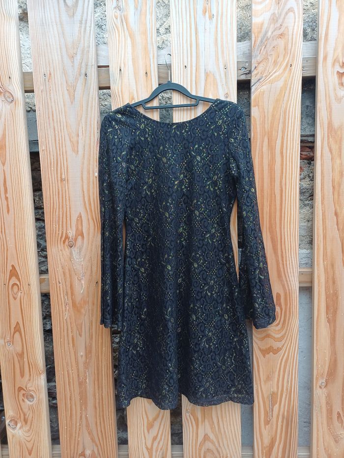 Jolie robe dentelle et or dos nu Gémo taille S - photo numéro 3