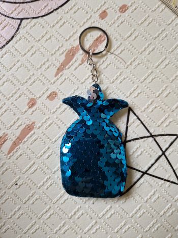 Porte clés à sequins bleu et argenté