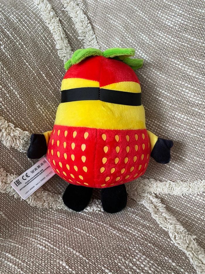 Peluche doudou 25cm Moi moche et méchant les minions jaune fraise rouge très bon état - photo numéro 3