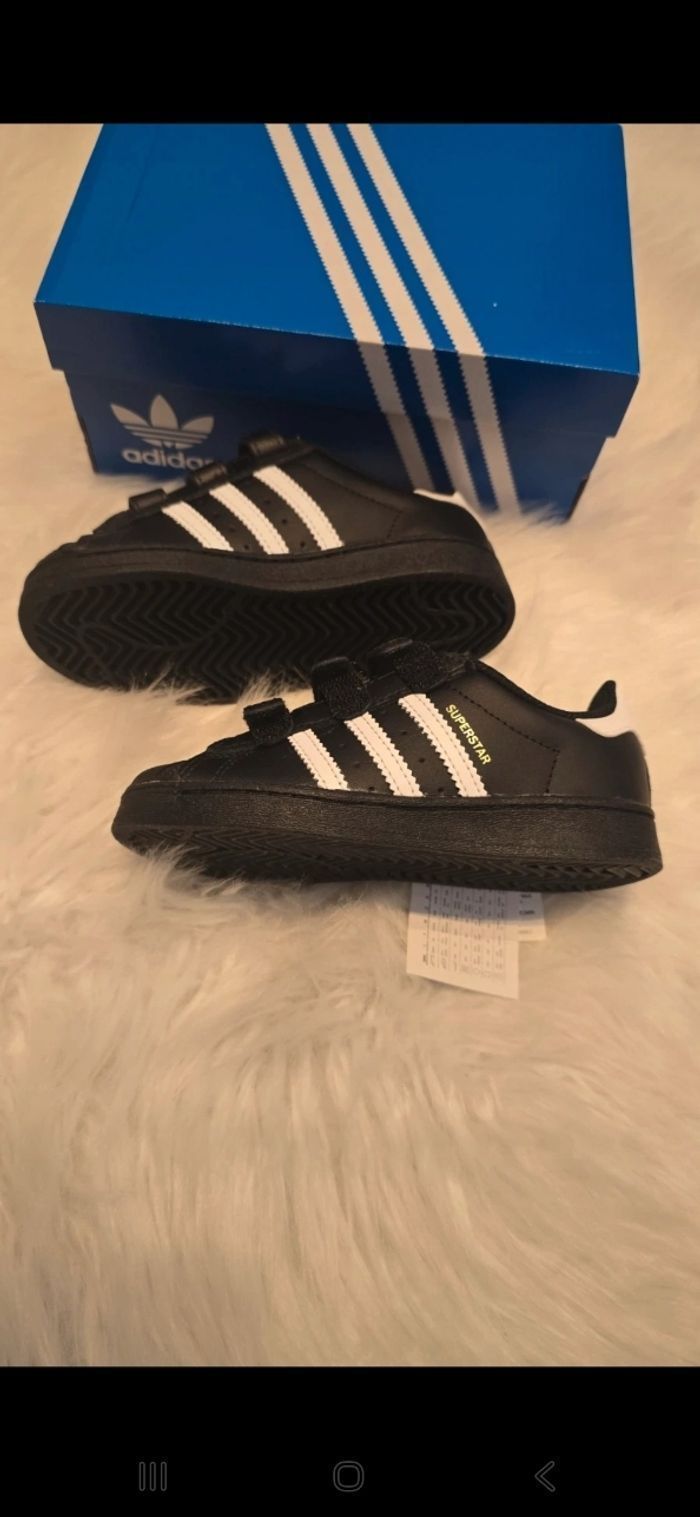 NEUVES non portées 🏷🤩🥰 superbes  baskets superstar adidas Pointure 26 unisex 🥰🤩😍 - photo numéro 7