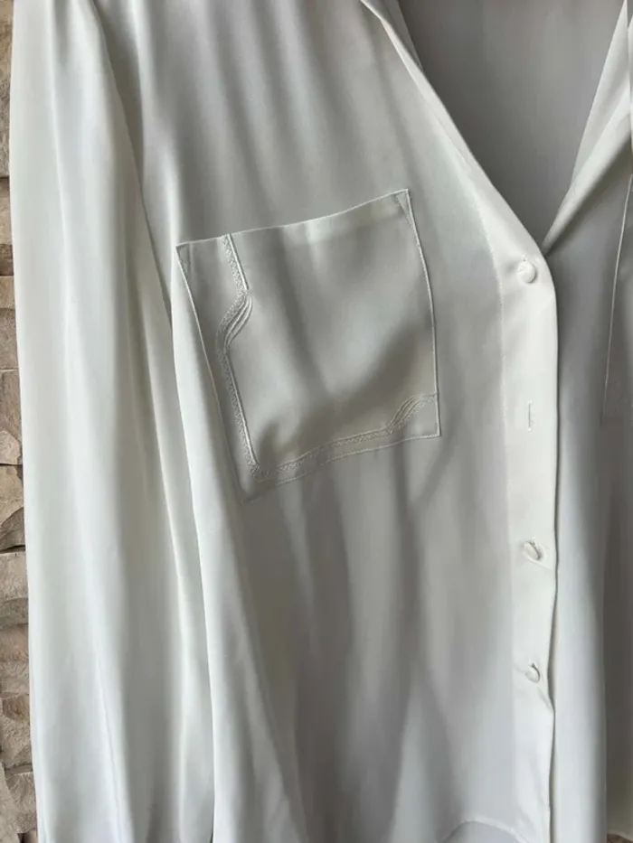 Chemise taille 46  blanche  épaulettes  rembourrés - photo numéro 2