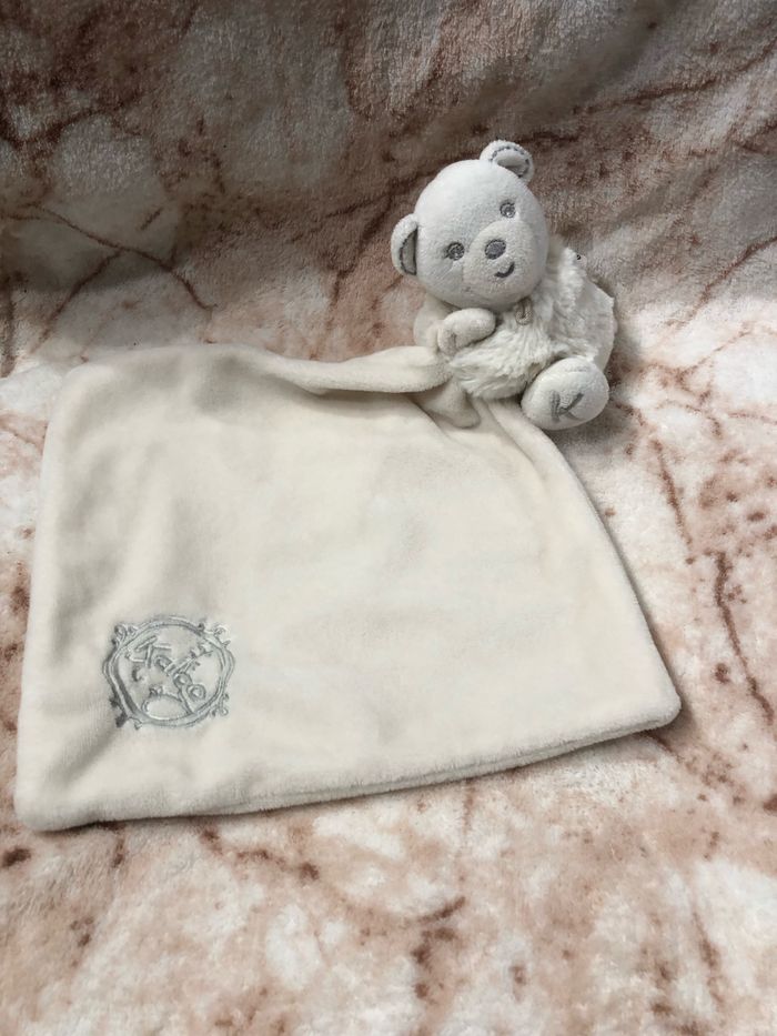 Doudou ours mouchoir blanc plume perle Kaloo