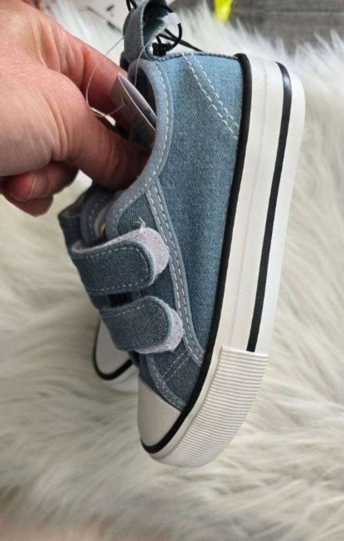 NEUVES (non portées) 💙🤩😍🥰🏷superbes baskets toiles pointure 24 mixtes - photo numéro 2