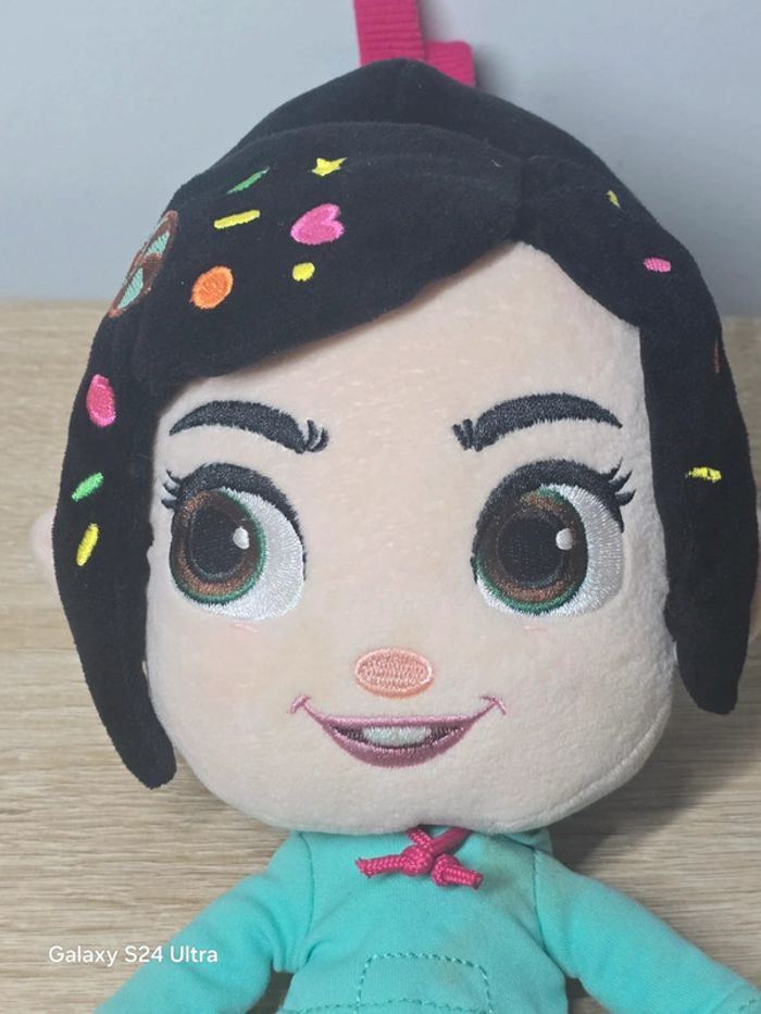 Peluche Vanellope Von Schweetz - Les Mondes de Ralph - Disneyland Paris - photo numéro 2