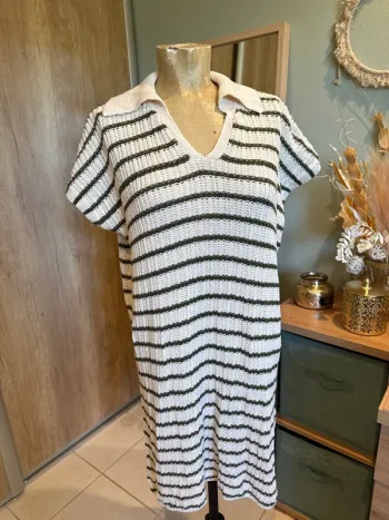 Jolie robe mi longue en maille col polo femme