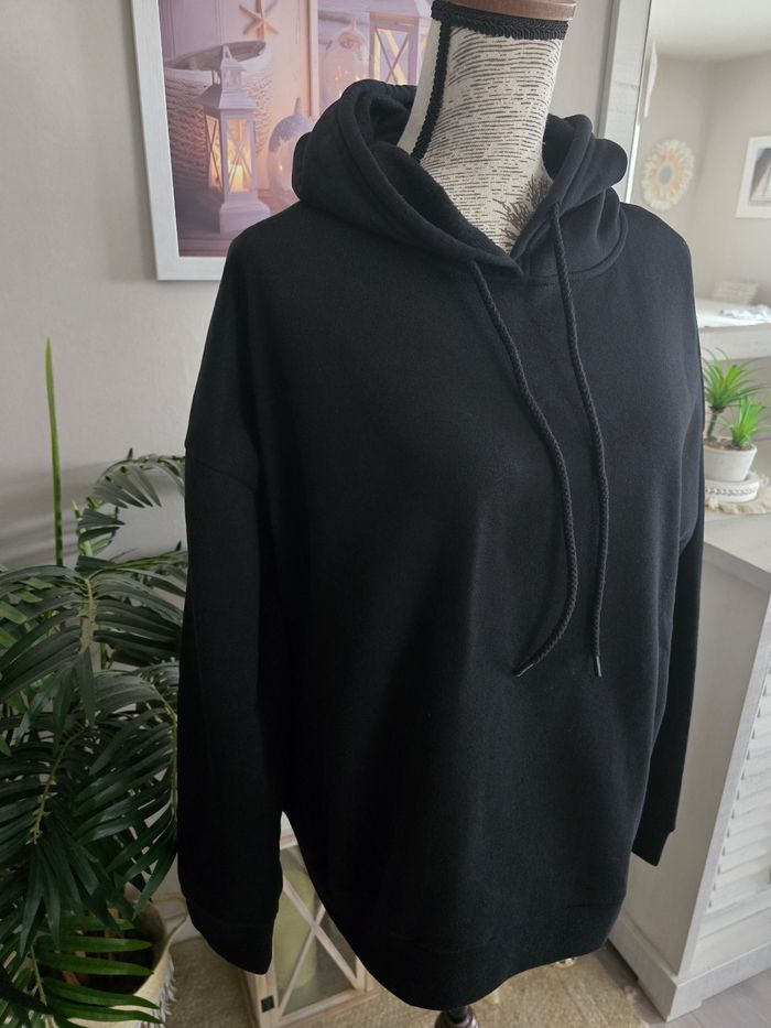 Sweat-shirt noir à capuche avec papillon bleu - photo numéro 5