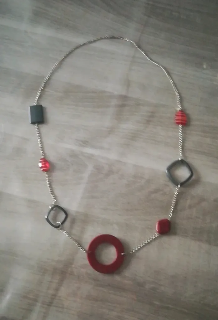 Sautoir rouge et gris - photo numéro 5