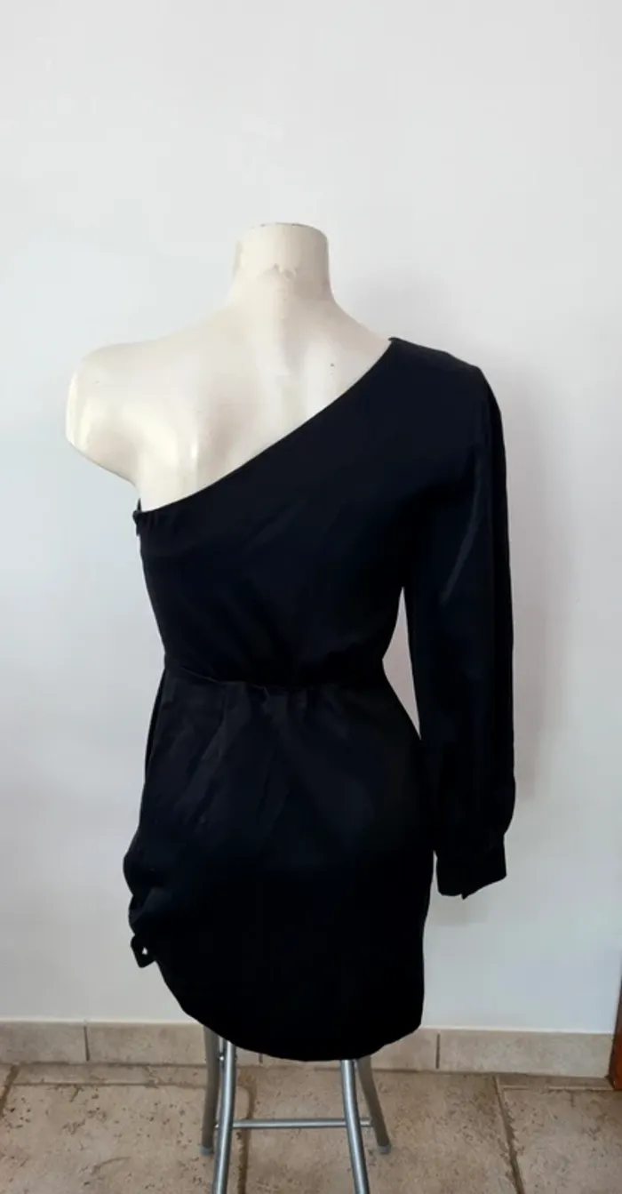 Robe noire satiné kookai asymétrique 36 - photo numéro 2