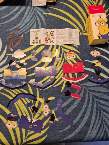 Jeu minions a construire en papier kevin